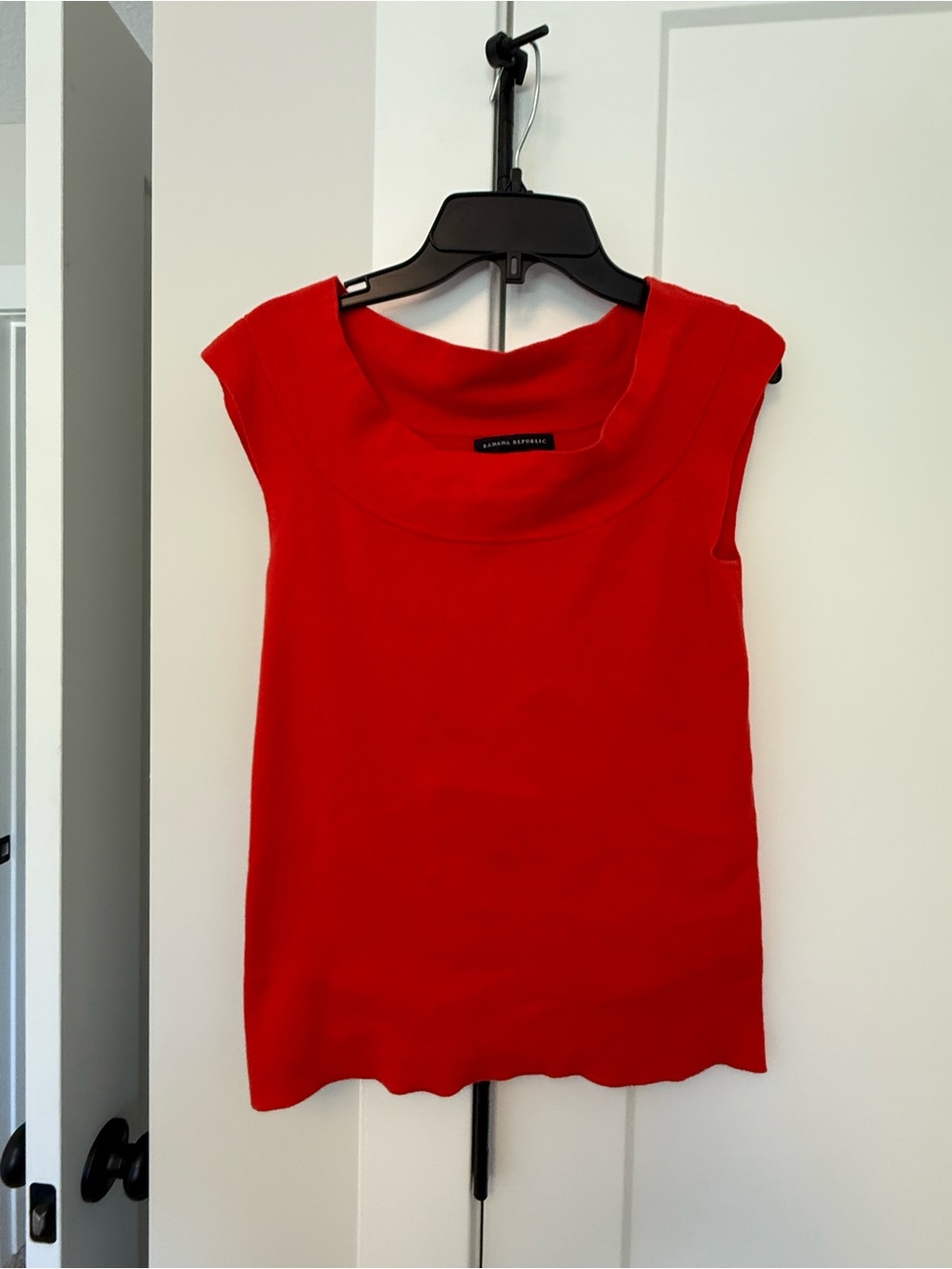 Banana Republic Red Sleeveless Scoop Neck Tank